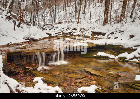 Petite Cascade dans une scène de la neige. Banque D'Images