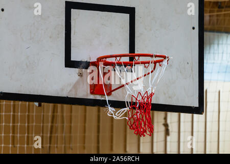 Panneau de basket-ball utilisé, le cerceau, l'intérieur net de basket-ball, à la vue du côté gauche, Close up Banque D'Images