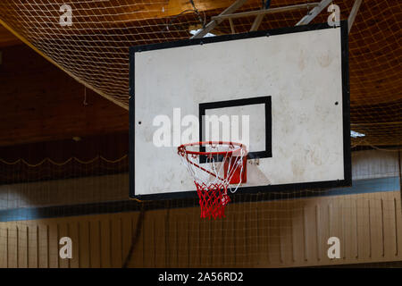 Panneau de basket-ball utilisé, le cerceau, l'intérieur net de basket-ball, vue côté droit Banque D'Images