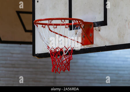 Panneau de basket-ball utilisé, le cerceau, l'intérieur net de basket-ball, vue côté droit, Close up Banque D'Images