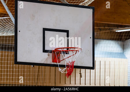 Panneau de basket-ball utilisé, le cerceau, l'intérieur net de basket-ball, à la vue du côté gauche Banque D'Images