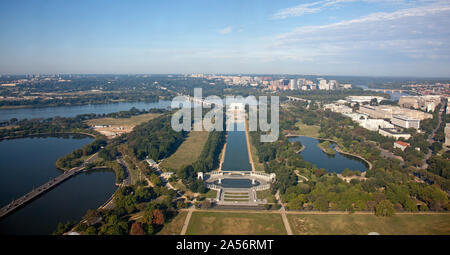 Vue sur le Mémorial de Lincoln, miroir d'eau, et la DEUXIÈME GUERRE MONDIALE, à partir de la Memorial le Washington Monument, NW, Washington, D.C. Banque D'Images