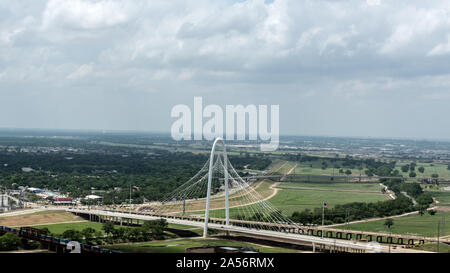 Vue sur le pont Margaret Hunt Hill, un Santiago Calatrava conçue pont sur la rivière Trinity à Dallas, Texas Banque D'Images