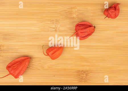 Groupe de quatre entiers et frais flatlay physalis orange sur des meubles en bois Banque D'Images