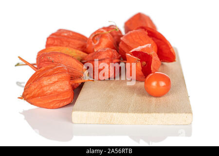 Beaucoup d'orange frais entier physalis sur planche à découper en bois isolé sur fond blanc Banque D'Images