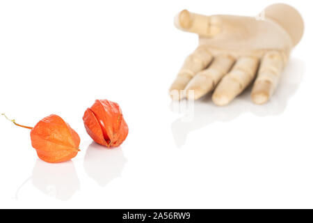 Groupe de deux entiers et frais avec orange physalis main en bois isolé sur fond blanc Banque D'Images