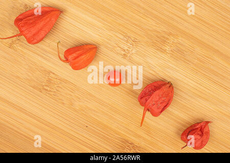 Groupe de cinq ensemble fresh orange physalis flatlay sur des meubles en bois Banque D'Images