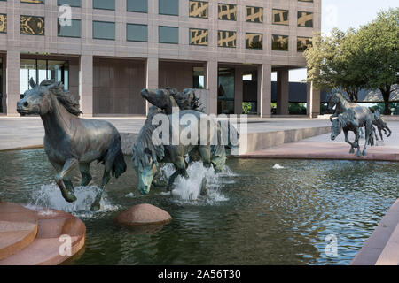 Vue sur les Mustangs de Las Colinas sculpture dans le quartier de quartier de Las Colinas Irving, Texas Banque D'Images