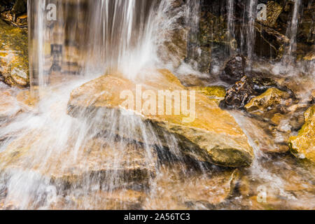Les éclaboussures d'eau sur les rochers. Banque D'Images