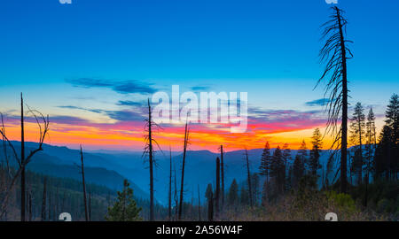 Yosemite région brûlée au coucher du soleil. Banque D'Images