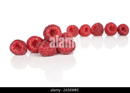 Groupe de onze entiers et frais, framboise rouge isolé sur fond blanc Banque D'Images