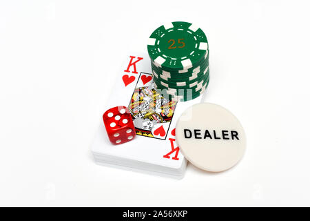 Objets Casino jeux de cartes dice jetons de casino isolé sur blanc pour jouer jeux de hasard et d'argent Banque D'Images