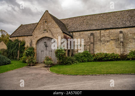 16th Century Tithe Barn dans les Cotswolds, Angleterre Royaume-Uni Banque D'Images