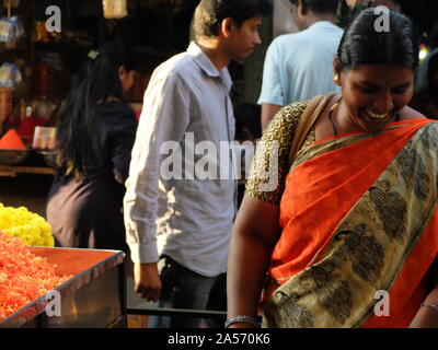 MYSURU (Mysore),KARNATAKA/Inde 13 FÉVRIER 2018:les gens se mêlent,achat et vente d'étals de fleurs au marché Devaraja,,Karnataka,Mysore. Banque D'Images