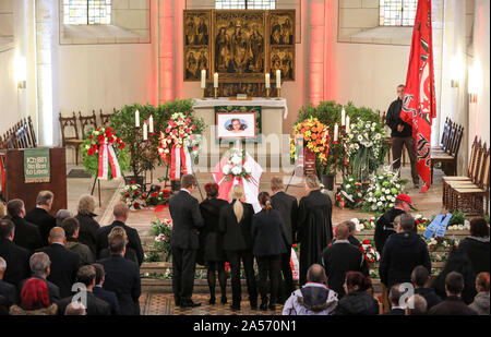 Halle, Allemagne. 18 Oct, 2019. Les parents sont debout au cercueil de la 20-year-old boy avant le service funèbre dans l'église cité de Saint Maximi. Neuf jours après l'attaque terroriste, les parents et amis de faire ses adieux au domicile de la victime la ville. Le 9 octobre l'Allemand Stephan B., lourdement armés, avait d'abord tenté de pénétrer dans une synagogue. Quand son plan a échoué, il a tiré un 40-year-old femme dans la rue et peu après, un jeune homme de 20 ans dans un restaurant kebab. Crédit : Jan Woitas/dpa-Zentralbild/dpa/Alamy Live News Banque D'Images