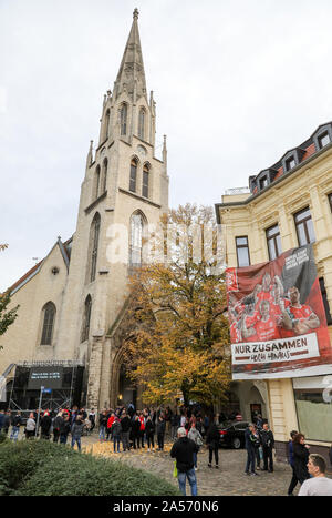 Halle, Allemagne. 18 Oct, 2019. Les membres de la famille, HFC fans et d'autres citoyens venus à un service commémoratif en l'église St Maximi city. Neuf jours après l'attaque terroriste, les parents et amis de faire ses adieux au domicile de la victime la ville. Le 9 octobre l'Allemand Stephan B., lourdement armés, avait d'abord tenté de pénétrer dans une synagogue. Quand son plan a échoué, il a tiré un 40-year-old femme dans la rue et peu après, un jeune homme de 20 ans dans un restaurant kebab. Crédit : Jan Woitas/dpa-Zentralbild/dpa/Alamy Live News Banque D'Images