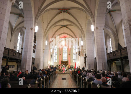 Halle, Allemagne. 18 Oct, 2019. Le cercueil du 20-année-vieux garçon qui a été tué est debout devant le service funèbre dans l'église St Maximi city. Neuf jours après l'attaque terroriste, les parents et amis de faire ses adieux au domicile de la victime la ville. Le 9 octobre l'Allemand Stephan B., lourdement armés, avait d'abord tenté de pénétrer dans une synagogue. Quand son plan a échoué, il a tiré un 40-year-old femme dans la rue et peu après, un jeune homme de 20 ans dans un restaurant kebab. Crédit : Jan Woitas/dpa-Zentralbild/dpa/Alamy Live News Banque D'Images