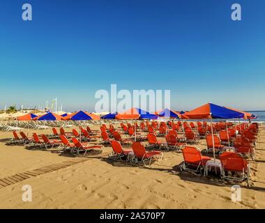 Parasols sur la plage de Rethymno Banque D'Images