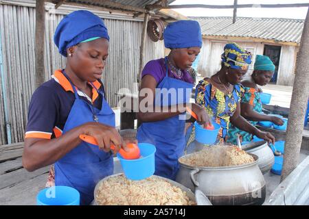 (191018) -- COTONOU, 18 oct., 2019 (Xinhua) -- les membres du personnel d'une cantine faire déjeuner avec du riz à l'aide de la Chine à l'école primaire à l'Toyoyome banlieue de Cotonou, Bénin, le 17 octobre 2019. La ministre d'État pour la planification et le développement Abdoulaye Bio-Tchane a indiqué que la Chine a été le principal partenaire de l'Afrique de l'Ouest intégrée du programme d'alimentation scolaire visant à améliorer les taux de scolarisation et le taux de rétention pour les enfants. Pour aller à l'Interview : Chine-aided programme d'alimentation scolaire, apporte des résultats favorables au Bénin : (Photo de officiel Zounyekpe Seraphin/Xinhua) Banque D'Images