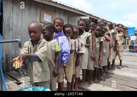 (191018) -- COTONOU, 18 oct., 2019 (Xinhua) -- Les élèves jusqu'à se laver les mains avant de déjeuner à l'école primaire à Toyoyome banlieue de Cotonou, Bénin, le 17 octobre 2019. La ministre d'État pour la planification et le développement Abdoulaye Bio-Tchane a indiqué que la Chine a été le principal partenaire de l'Afrique de l'Ouest intégrée du programme d'alimentation scolaire visant à améliorer les taux de scolarisation et le taux de rétention pour les enfants. Pour aller à l'Interview : Chine-aided programme d'alimentation scolaire, apporte des résultats favorables au Bénin : (Photo de officiel Zounyekpe Seraphin/Xinhua) Banque D'Images