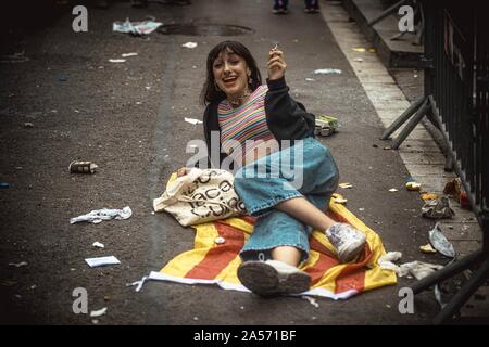 Barcelone, Espagne. 18 Oct 2019. Barcelone, Espagne. , . Un militant pro-indépendantiste catalan se trouve à la rue en face de la siège de la police nationale espagnole à Barcelone pour protester contre le verdict de la Cour suprême contre 9 de 12 dirigeants Catalan pour sédition, détournement de fonds publics et desobedience en relation avec un référendum sur la sécession et l'indépendance d'un vote au Parlement Catalan en octobre 2017 en face de la délégation du gouvernement à Barcelone. Credit : Matthias Rickenbach/Alamy Live News Banque D'Images