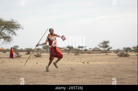 Arusha, Tanzanie, le 8 septembre 2019 : man throwing masaï une lance Banque D'Images