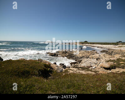 Vues à partir de la 17-Mile Drive, une route pittoresque à travers Pacific Grove et plage de galets sur la péninsule de Monterey en Californie Banque D'Images
