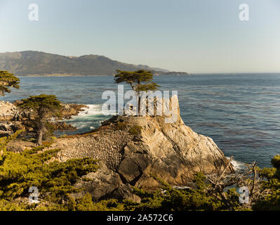 Vues à partir de la 17-Mile Drive, une route pittoresque à travers Pacific Grove et plage de galets sur la péninsule de Monterey en Californie Banque D'Images