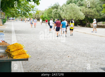 Athènes Grèce le 16 juillet 2019 ; maïs grillé sur s/n dans la mise au point sélective disponible pour les touristes marcher autour de promenade autour de la base et de l'acropole Banque D'Images