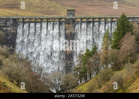 L'eau coule sur le barrage de Grwyne Fawr réservoir dans les Brecon Beacons, le Pays de Galles. Banque D'Images