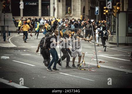 Barcelone, Catalogne, Espagne. 18 Oct, 2019. Barcelone, Espagne. 18 octobre, 2019 : .Suppression des militants indépendantistes catalans tentent de couvrir avec une clôture de la construction avant qu'ils entrent en conflit avec les agents anti-émeutes de la police nationale espagnole au cours d'une manifestation contre le verdict de la Cour suprême contre 9 de 12 dirigeants Catalan pour sédition, détournement de fonds publics et desobedience en relation avec un référendum sur la sécession et l'indépendance d'un vote au Parlement Catalan en octobre 2017. (Crédit Image : © Matthias OesterleZUMA sur le fil) Banque D'Images