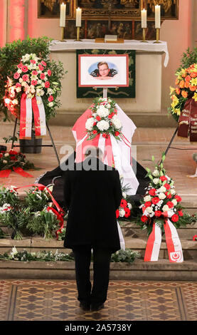 Halle, Allemagne. 18 Oct, 2019. Premier ministre Reiner Haseloff (CDU) s'inclina devant le cercueil de l'âgé de 20 ans, au cours d'un service funéraire dans la ville église Saint Maximi. Neuf jours après l'attaque terroriste, les parents et amis de faire ses adieux au domicile de la victime la ville. Le 9 octobre l'Allemand Stephan B., lourdement armés, avait d'abord tenté de pénétrer dans une synagogue. Quand son plan a échoué, il a tiré un 40-year-old femme dans la rue et peu après, un jeune homme de 20 ans dans un restaurant kebab. Crédit : Jan Woitas/dpa-Zentralbild/dpa/Alamy Live News Banque D'Images