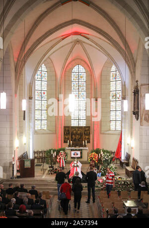 Halle, Allemagne. 18 Oct, 2019. Les gens sont debout à le cercueil du jeune homme de 20 ans avant le service funèbre dans l'église St Maximi. Neuf jours après l'attaque terroriste, les parents et amis de faire ses adieux au domicile de la victime la ville. Le 9 octobre l'Allemand Stephan B., lourdement armés, avait d'abord tenté de pénétrer dans une synagogue. Quand son plan a échoué, il a tiré un 40-year-old femme dans la rue et peu après, un jeune homme de 20 ans dans un restaurant kebab. Crédit : Jan Woitas/dpa-Zentralbild/dpa/Alamy Live News Banque D'Images