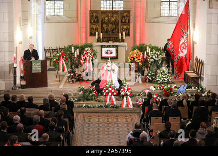 Halle, Allemagne. 18 Oct, 2019. Premier ministre Reiner Haseloff (CDU) parle pour les 20 ans au cours d'un service commémoratif en l'église St Maximi. Neuf jours après l'attaque terroriste, les parents et amis de faire ses adieux au domicile de la victime la ville. Le 9 octobre l'Allemand Stephan B., lourdement armés, avait d'abord tenté de pénétrer dans une synagogue. Quand son plan a échoué, il a tiré un 40-year-old femme dans la rue et peu après, un jeune homme de 20 ans dans un restaurant kebab. Crédit : Jan Woitas/dpa-Zentralbild/dpa/Alamy Live News Banque D'Images