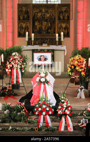 Halle, Allemagne. 18 Oct, 2019. Le cercueil du 20-année-vieux garçon qui a été tué est debout devant le service funèbre dans l'église St Maximi city. Neuf jours après l'attaque terroriste, les parents et amis de faire ses adieux au domicile de la victime la ville. Le 9 octobre l'Allemand Stephan B., lourdement armés, avait d'abord tenté de pénétrer dans une synagogue. Quand son plan a échoué, il a tiré un 40-year-old femme dans la rue et peu après, un jeune homme de 20 ans dans un restaurant kebab. Crédit : Jan Woitas/dpa-Zentralbild/dpa/Alamy Live News Banque D'Images