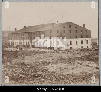 Point de vue de Libby Prison, Richmond, Va., Avril, 1865 Résumé : La photographie montre la foule à l'extérieur de Libby Prison. Banque D'Images