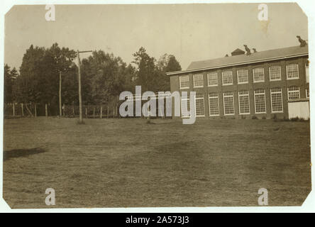 Vue sur le chêne blanc Cotton Mills, Greensboro, NC, montrant le bel emplacement de l'usine, sa propriété bien entretenue, et les bonnes conditions de logement. Résumé : des photographies sur les dossiers de la Commission nationale sur le travail des enfants (États-Unis) Banque D'Images