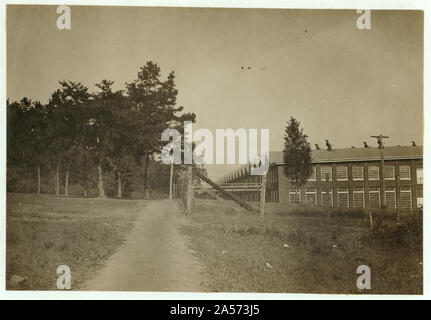 Vue sur le chêne blanc Cotton Mills, Greensboro, NC, montrant le bel emplacement de l'usine, sa propriété bien entretenue et les bonnes conditions de logement. Résumé : des photographies sur les dossiers de la Commission nationale sur le travail des enfants (États-Unis) Banque D'Images