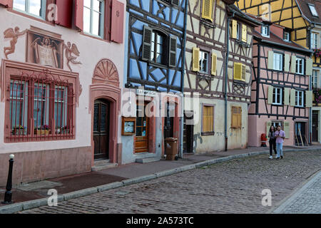 COLMAR, FRANCE, le 11 octobre 2019 : Une vieille rue de la ville de Colmar. La ville est renommée pour sa vieille ville bien conservée, ses nombreux architectur Banque D'Images