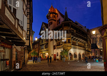 COLMAR, FRANCE, le 11 octobre 2019 : La Maison Pfister la nuit. C'est probablement le plus célèbre chambre à Colmar, une ville réputée pour son bien-préservés Banque D'Images