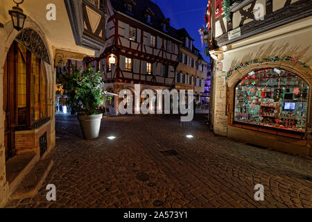 COLMAR, FRANCE, le 11 octobre 2019 : les anciennes rues typiques de Colmar dans la nuit. La ville est renommée pour sa vieille ville bien conservée et ses nombreux archi Banque D'Images