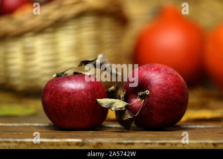 Composition de fruits rouges pommes sur un arrière-plan flou Banque D'Images