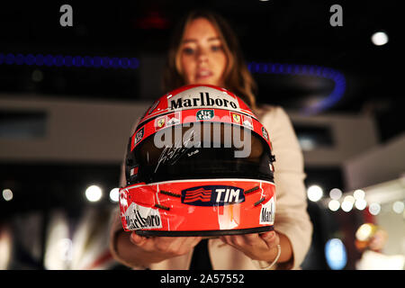 Un archiviste met plusieurs champion de Formule 1 Michael Schumacher au casque dans un cas comme final objets sont installés à l'expérience de Silverstone, un Banque D'Images