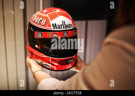 Un archiviste met plusieurs champion de Formule 1 Michael Schumacher au casque dans un cas comme final objets sont installés à l'expérience de Silverstone, un Banque D'Images