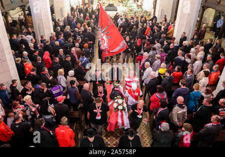 Halle, Allemagne. 18 Oct, 2019. Une délégation de l'HFC fans porte le cercueil des morts de 20 ans originaire de la ville Eglise Saint Maximi. Neuf jours après l'attaque terroriste, les parents et amis de faire ses adieux au domicile de la victime la ville. Le 9 octobre l'Allemand Stephan B., lourdement armés, avait d'abord tenté de pénétrer dans une synagogue. Quand son plan a échoué, il a tiré un 40-year-old femme dans la rue et peu après, un jeune homme de 20 ans dans un restaurant kebab. Crédit : Jan Woitas/dpa-Zentralbild/dpa/Alamy Live News Banque D'Images