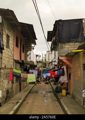 Sua, Équateur, le 03 octobre 2019 : les rues des bidonvilles dans la ville de plage de Sua en Equateur. Vêtements accrochant dans résid street Banque D'Images