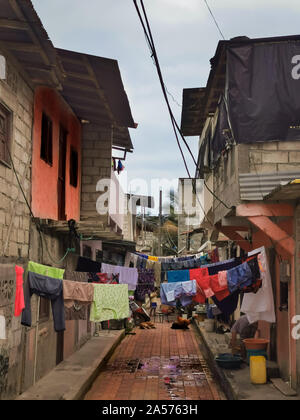 Sua, Équateur, le 03 octobre 2019 : les rues des bidonvilles dans la ville de plage de Sua en Equateur. Vêtements accrochant dans résid street Banque D'Images