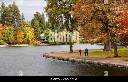Le saule, le peuplier faux-tremble et peuplier transformer l'or et rouge le long de la rivière Deschutes dans le centre-ville de Bend, Oregon, à l'automne lors de la mi-octobre. Banque D'Images