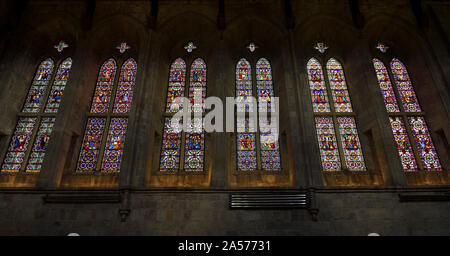 Les Vitraux conçus par Pugin illustrant des histoires de l'évangile dans l'église du prieuré de St Mary et St Cuthbert Prieuré Bolton Bolton Abbey Angleterre Banque D'Images