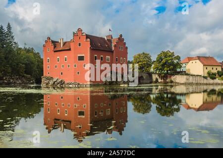 Cervena Lhota, République tchèque - Le 28 septembre 2019 : Avis de célèbre château rouge debout sur un rocher au milieu d'un lac. Journée ensoleillée et ciel bleu. Banque D'Images